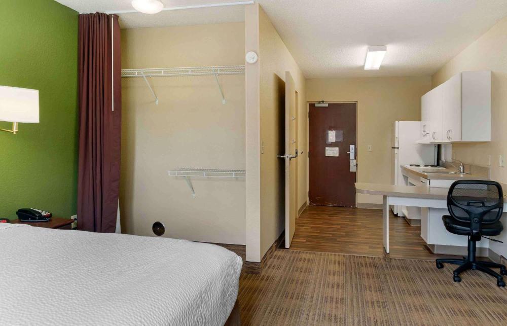 Queen studio with 1 Queen Bed - Disability Access/Non-Smoking interior